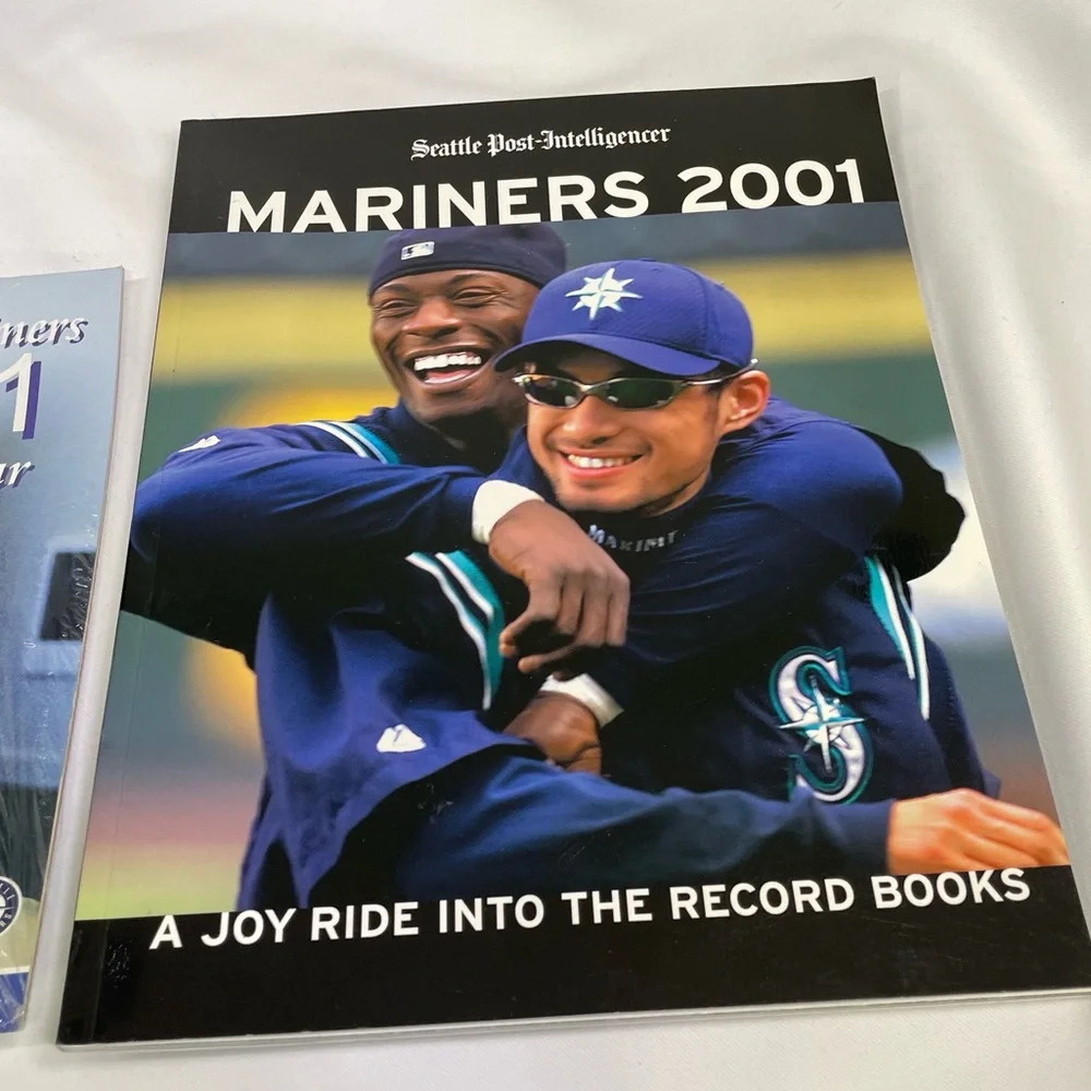 VTG Mariners 2001: A Joy Ride into the Record Books & pet calendar bundle